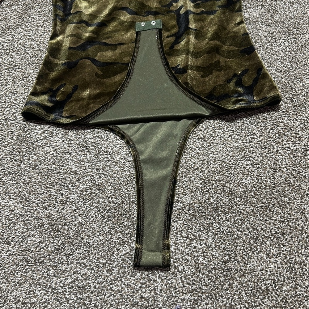Honey Punch Velvet Camo thong bodysuit green and black Medium scoop neck - Picture 3 of 6